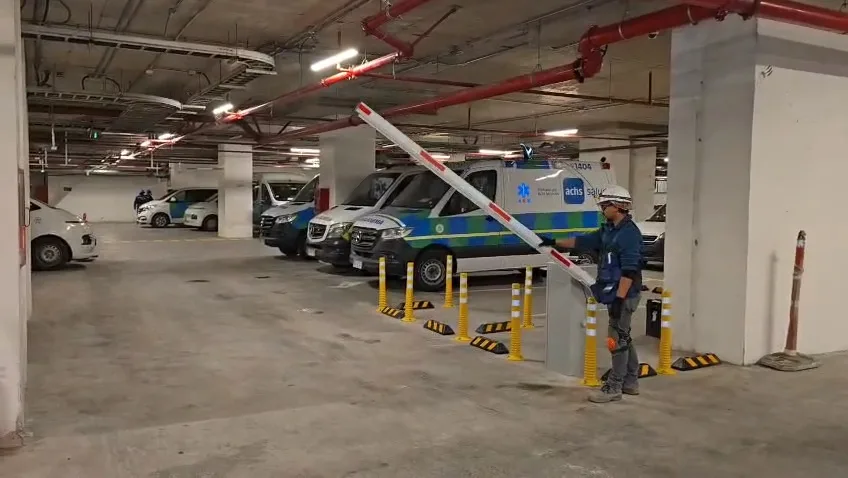 Barrera vehicular en operación en el acceso de ambulancias de ACHS casa central