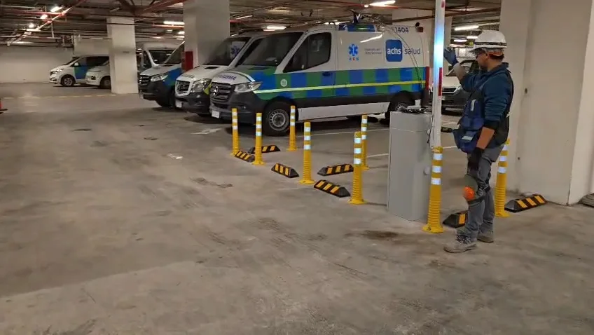 Técnico de Ofercam probando la barrera junto a una ambulancia de ACHS