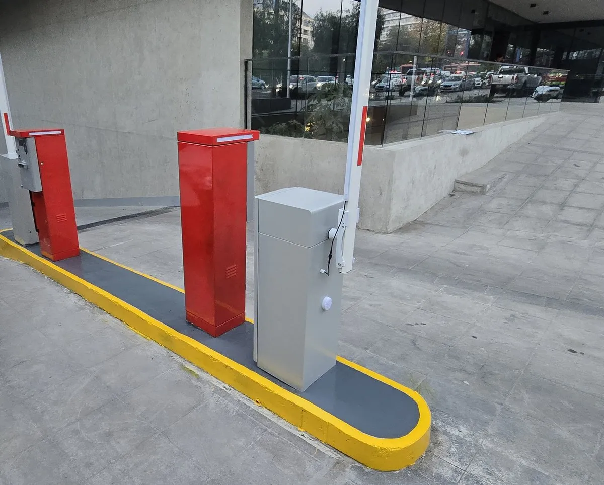 Isla de control vehicular terminada con barreras y emisores de ticket