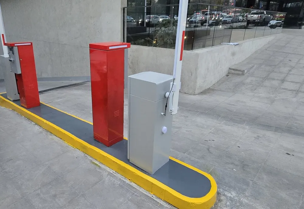 Isla de control vehicular con barreras y emisores de ticket instalada por Ofercam